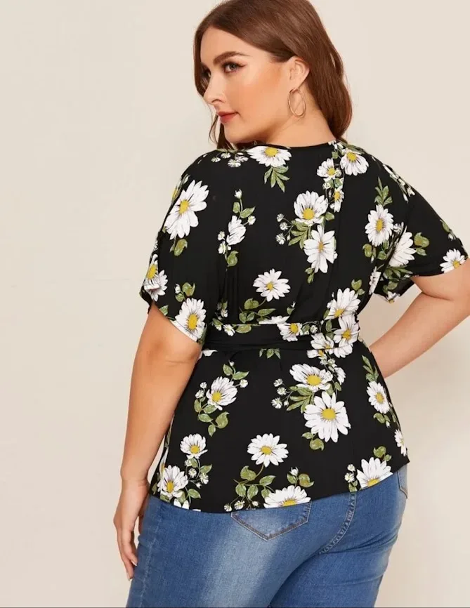 Blusa para dama color negra con diseño floral