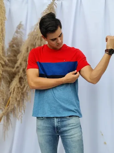 Camiseta Tommy Hilfiger para caballero color diseño a rayas anchas rojas y tonos azules