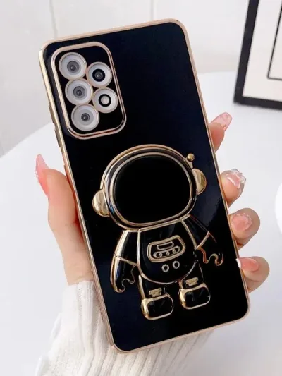 Funda para celular color negro diseño de astronauta