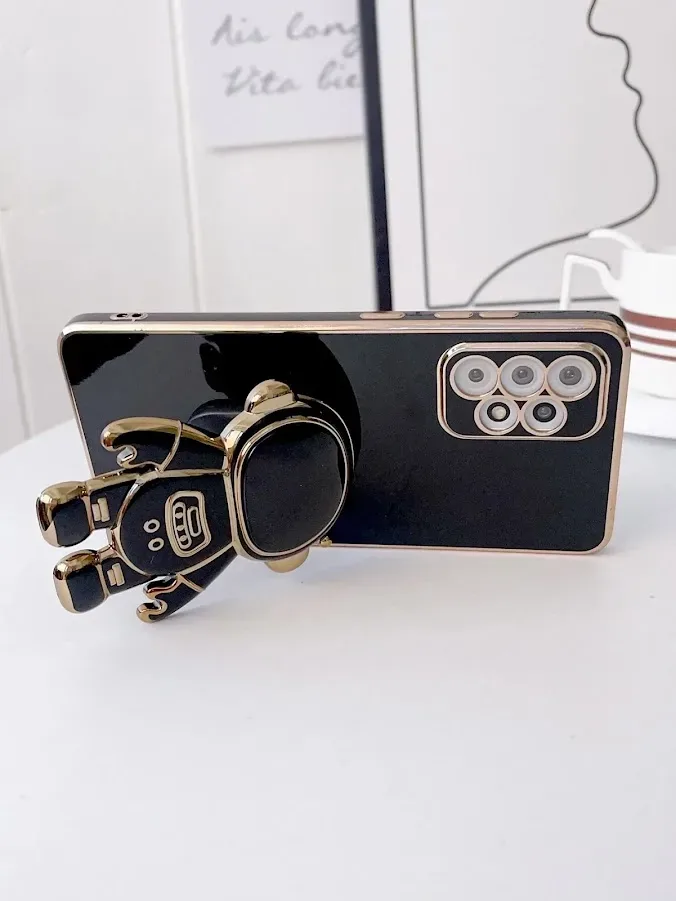 Funda para celular color negro diseño de astronauta