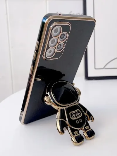 Funda para celular color negro diseño de astronauta
