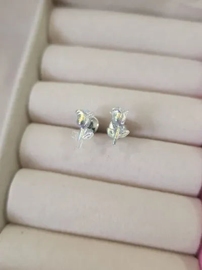 Par de aretes para dama diseño de rosa tornasol