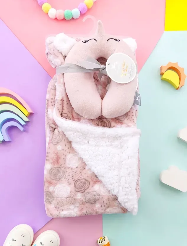 Conjunto de almohada y cobija con diseño de unicornio