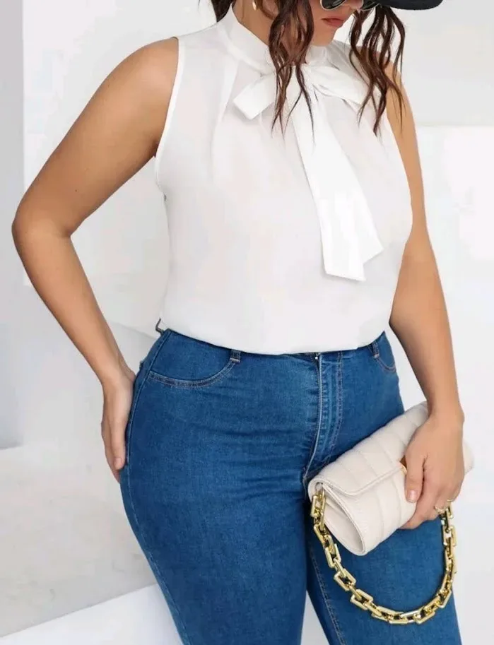 Blusa para dama Plus sin manga con cuello en el cordón