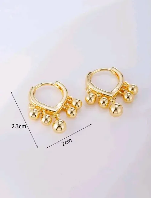 Argollas de acero inoxidable para dama con detalles de bolitas colgantes