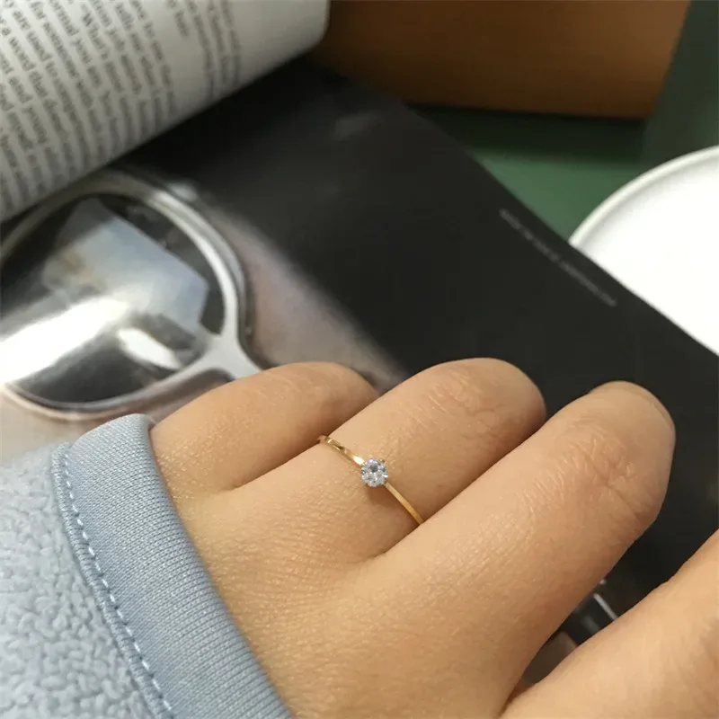 Anillo de acero de titanio con baño de oro