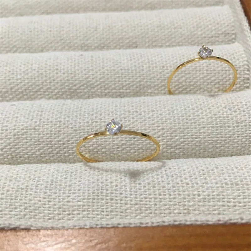 Anillo de acero de titanio con baño de oro