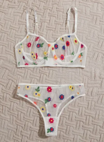 Conjunto de lencería para dama color blanco con diseño de flores