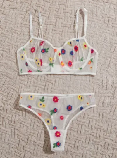 Conjunto de lencería para dama color blanco con diseño de flores