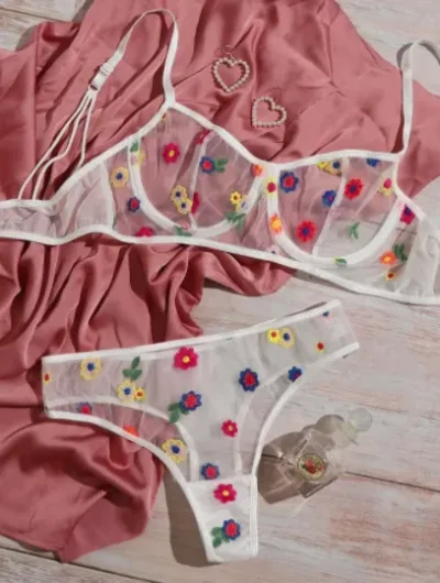 Conjunto de lencería para dama color blanco con diseño de flores