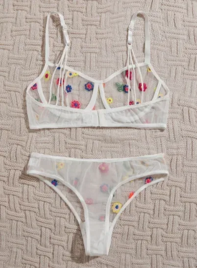 Conjunto de lencería para dama color blanco con diseño de flores