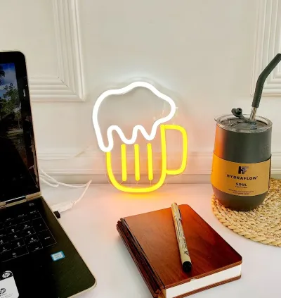 LED decorativa alámbrica en forma de jarra cervecera
