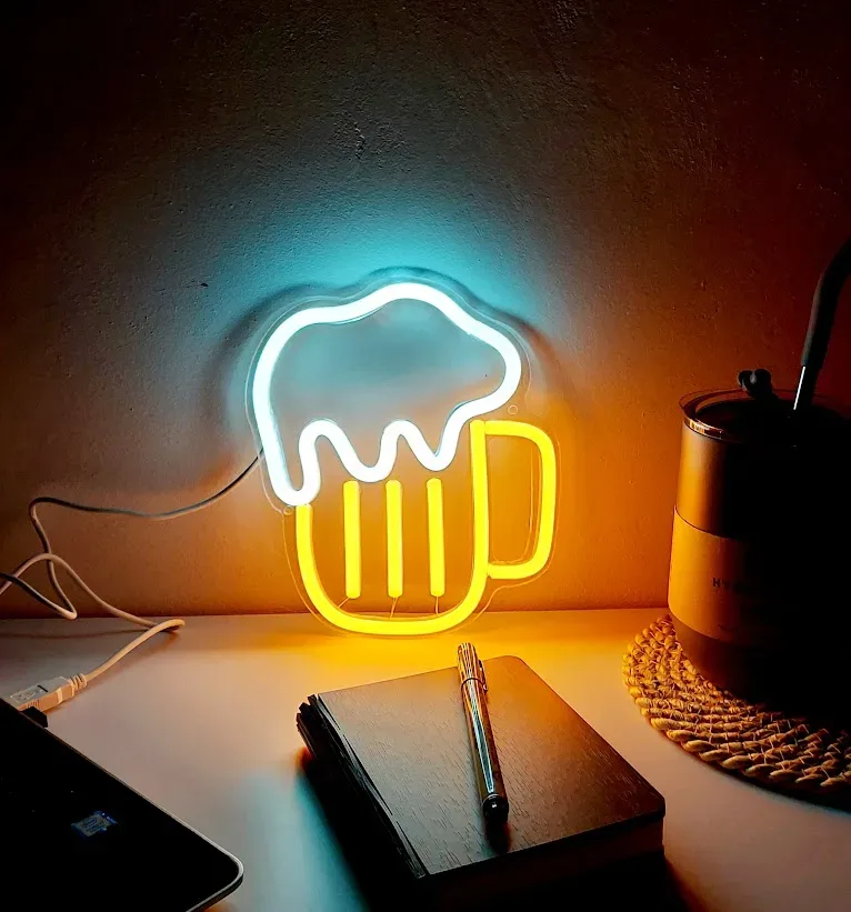 LED decorativa alámbrica en forma de jarra cervecera