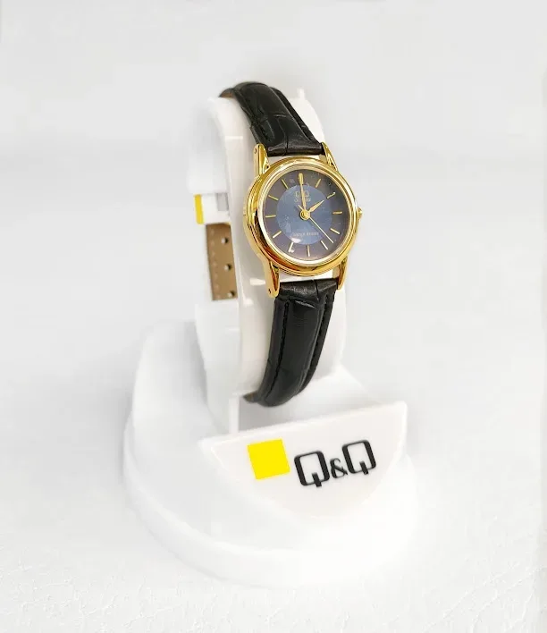 Reloj Q and Q para dama color negro y dorado