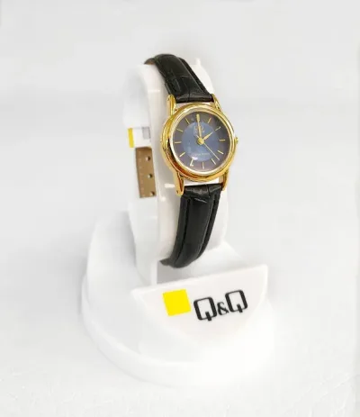 Reloj Q and Q para dama color negro y dorado