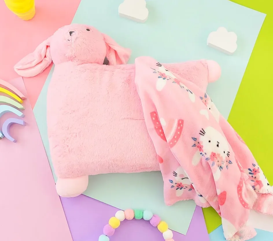 Conjunto de almohada y cobija con diseño de conejo
