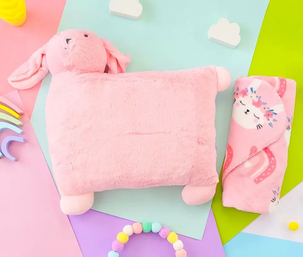 Conjunto de almohada y cobija con diseño de conejo