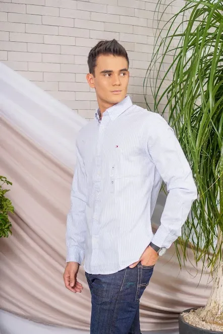 Camisa Tommy Hilfiger para caballero color celeste a rayas