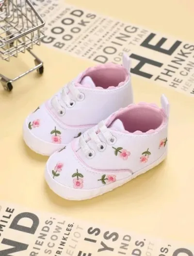 Zapatos para bebe color blanco con rosado con diseño floral