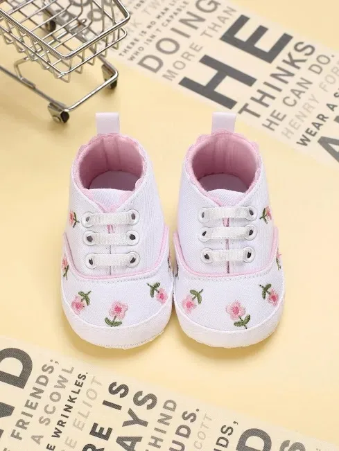 Zapatos para bebe color blanco con rosado con diseño floral