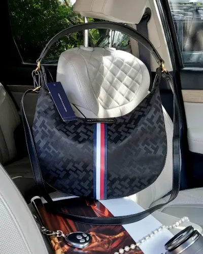 Bolso Tommy Hilfiger para dama color negro