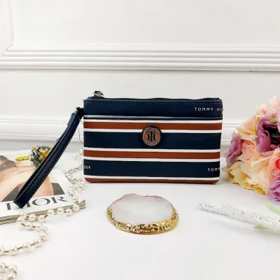 Cartera Tommy Hilfiguer para dama a rayas multicolor