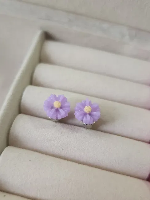 Par de aretes para dama diseño de flor morada
