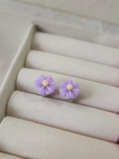 Par de aretes para dama diseño de flor morada
