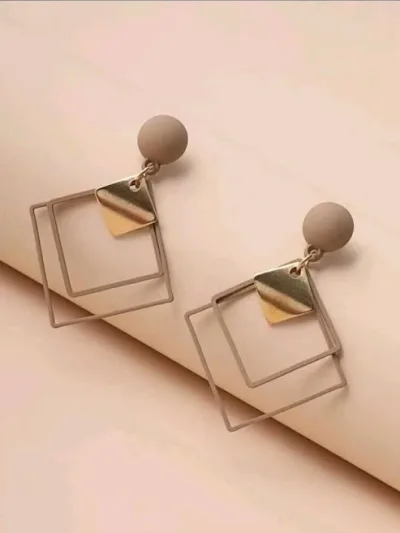 Aretes para dama de fantasía color café claro