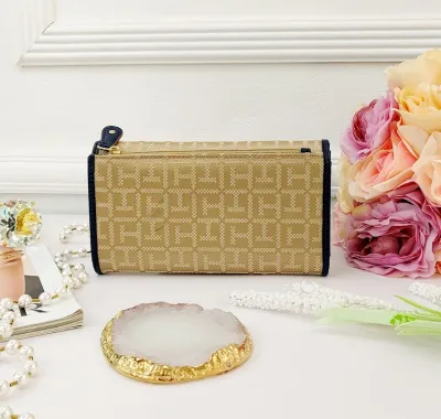 Cartera Tommy Hilfiger para dama color beige