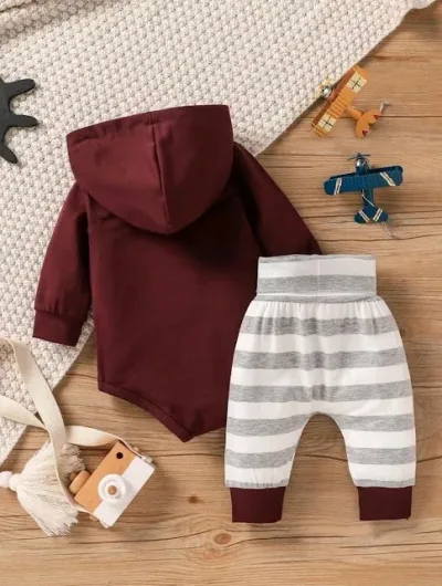 Conjunto de pijama para niño con diseño de rayas