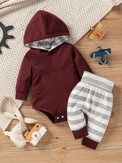 Conjunto de pijama para niño con diseño de rayas