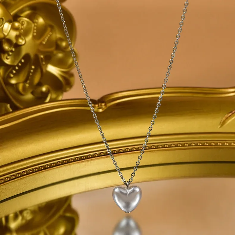 Collar de acero de titanio con diseño de corazón de perla