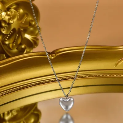 Collar de acero de titanio con diseño de corazón de perla