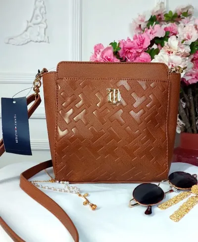 Bolso de hombro Tommy Hilfiger para dama color café