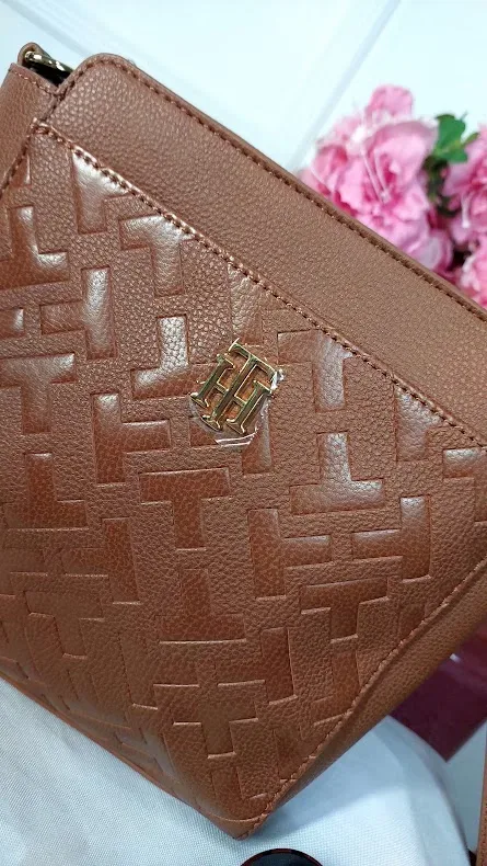 Bolso de hombro Tommy Hilfiger para dama color café