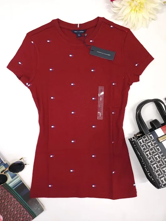 Camiseta Tommy Hilfiger color vino para dama