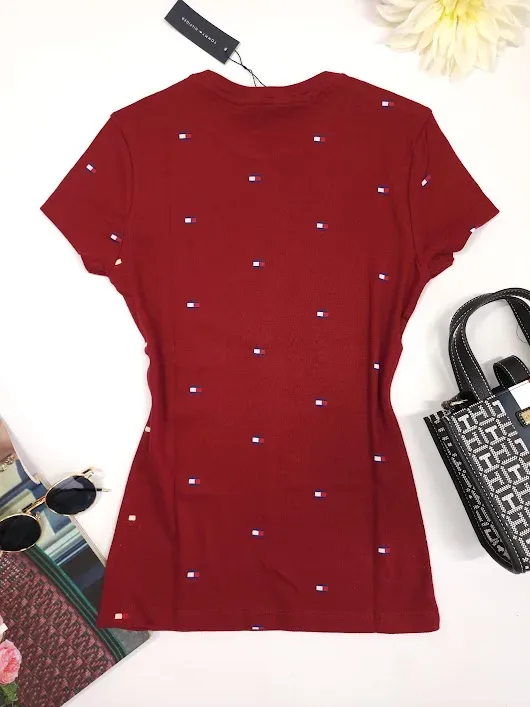 Camiseta Tommy Hilfiger color vino para dama