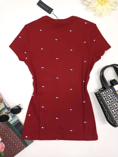 Camiseta Tommy Hilfiger color vino para dama