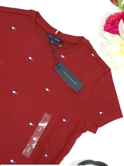Camiseta Tommy Hilfiger color vino para dama