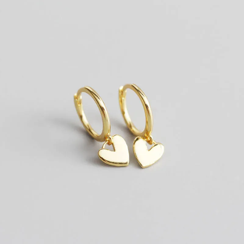 Aretes de fantasía con diseño de corazon.