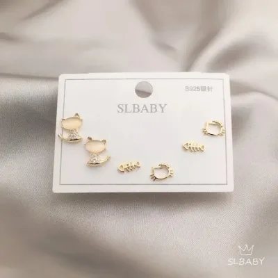 Set de aretes plata 925 con baño de oro diseño de gato