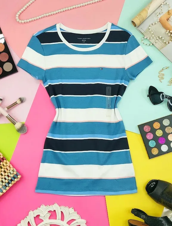 Camiseta Tommy Hilfiger para dama diseño a rayas color azul, celeste, blanco y rosa