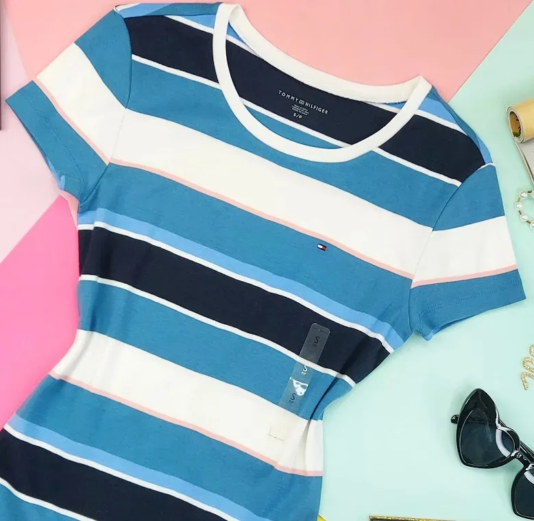 Camiseta Tommy Hilfiger para dama diseño a rayas color azul, celeste, blanco y rosa