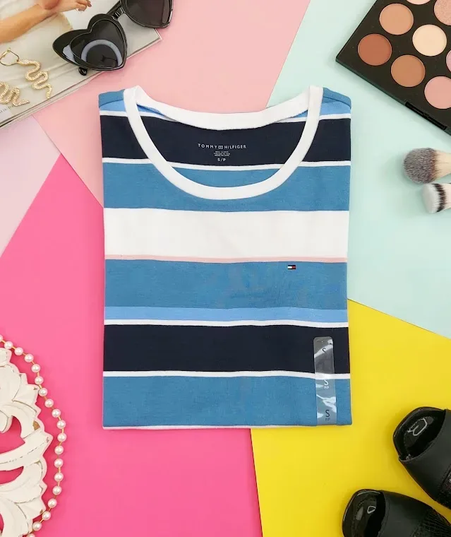 Camiseta Tommy Hilfiger para dama diseño a rayas color azul, celeste, blanco y rosa