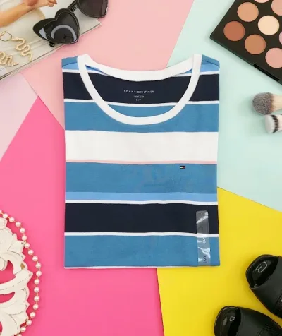 Camiseta Tommy Hilfiger para dama diseño a rayas color azul, celeste, blanco y rosa