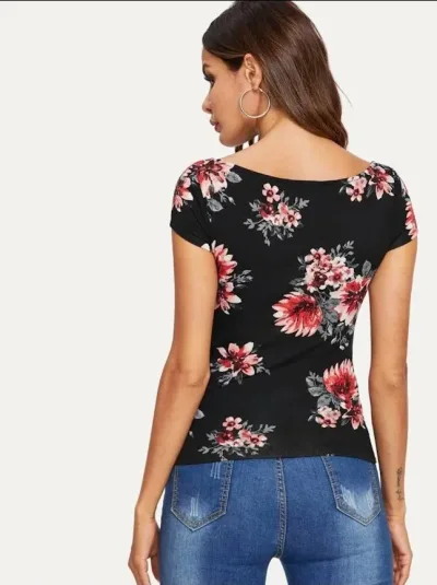 Blusa para dama color negro con estampado de flores rojas