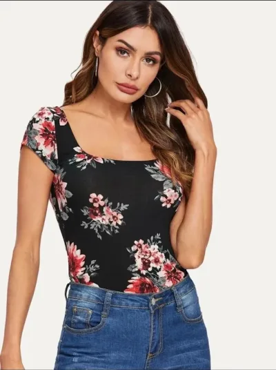 Blusa para dama color negro con estampado de flores rojas