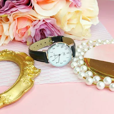 Reloj Q and Q para dama color negro con plateado.