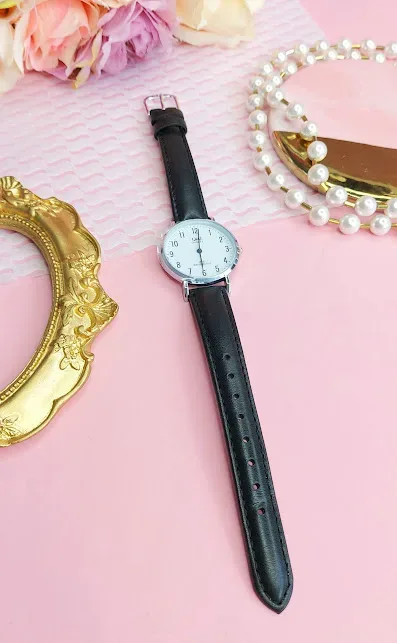 Reloj Q and Q para dama color negro con plateado.